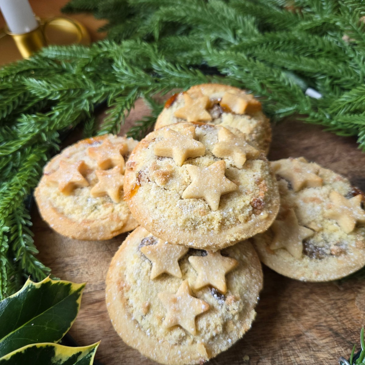 CRUMBLE TOPPED MINCE&nbsp;PIES