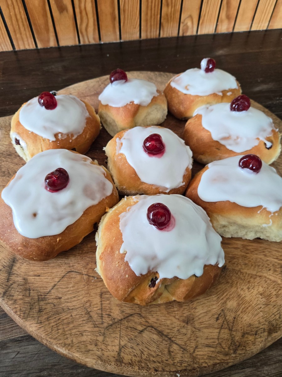 ICED CURRANT BUNS