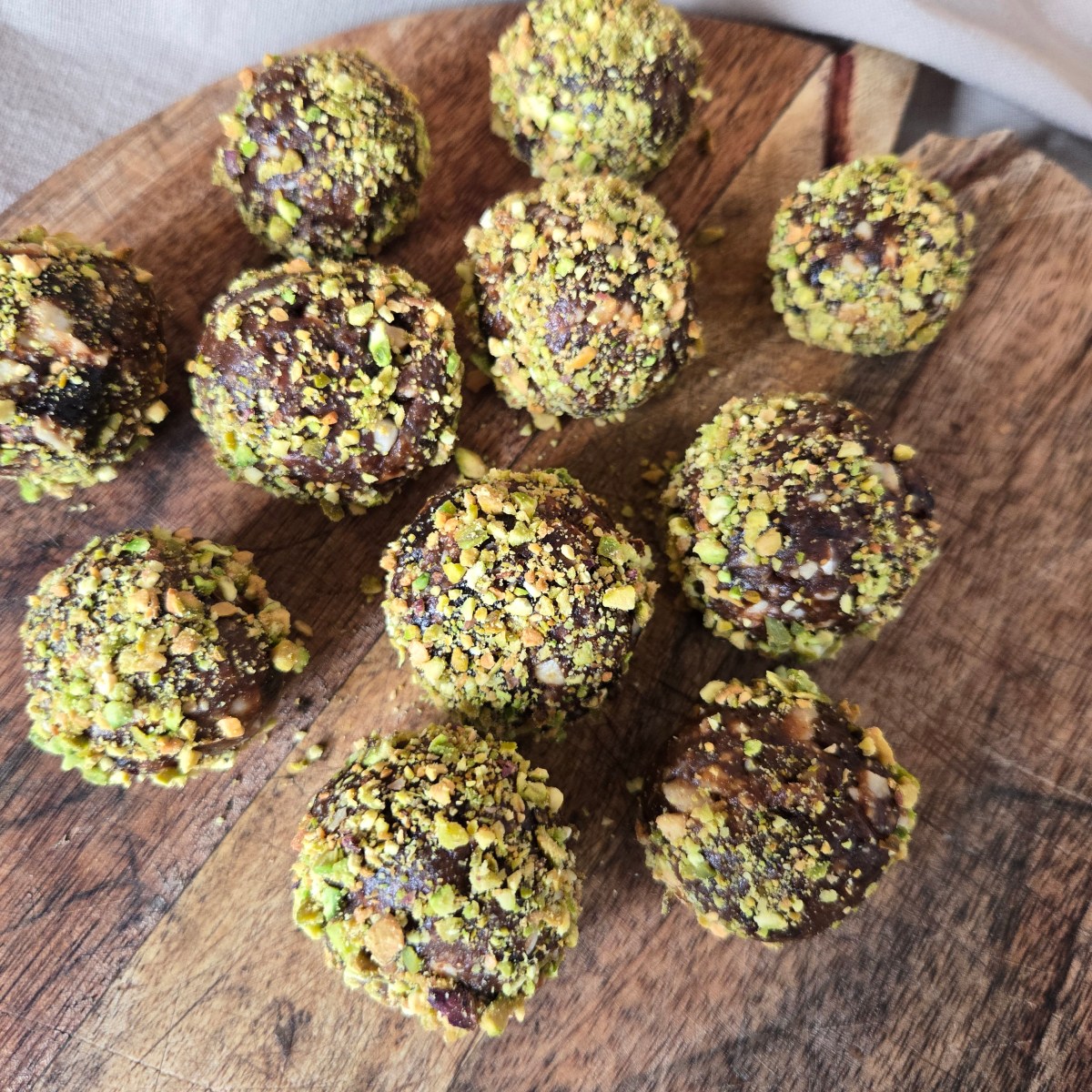 PRUNE + PISTACHIO SNACK&nbsp;BALLS